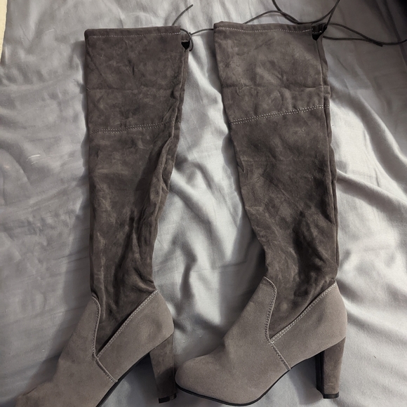 Suede knee high heeled boots - Picture 2 of 8